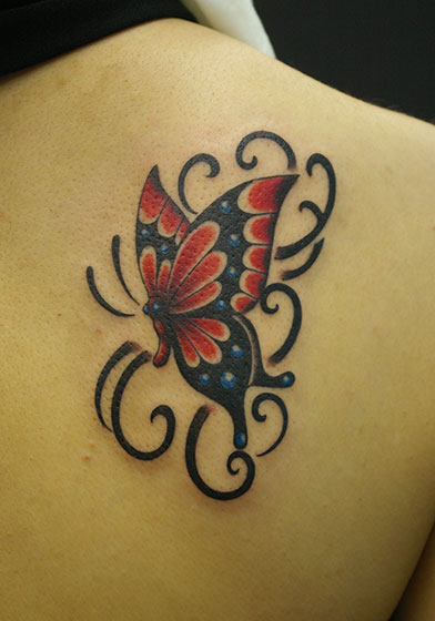 LUCKY ROUND TATTOO 女性の背中の赤い蝶のタトゥー
