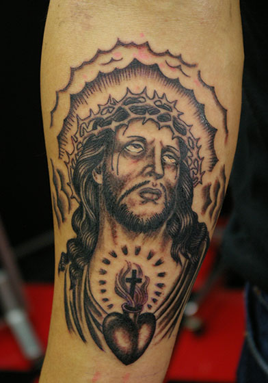 LUCKY ROUND TATTOOのイバラの冠を被るキリストのタトゥー