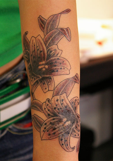 百合 リリー のタトゥーの意味 大阪 タトゥースタジオ Lucky Round Tattoo 刺青