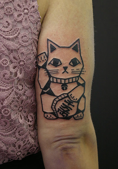 角ばったラインの招き猫のタトゥー