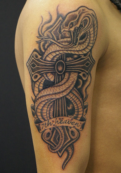十字架と蛇と炎のタトゥー