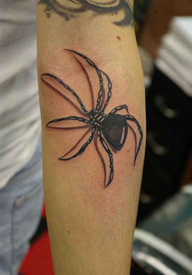 影をつけた蜘蛛のタトゥー