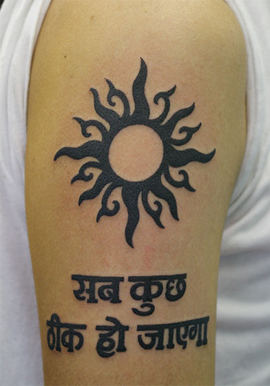 LUCKY ROUND TATTOOの太陽のトライバルと文字のタトゥー