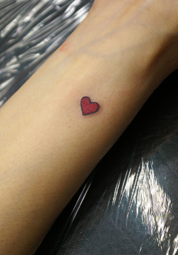 小さな赤いハートのタトゥー画像 大阪 Lucky Round Tattoo 刺青