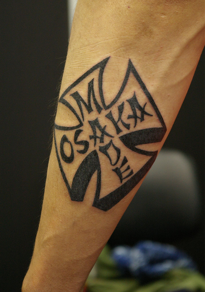 アイアンクロスと Osaka Made の文字のタトゥー画像 大阪 Lucky Round Tattoo 刺青
