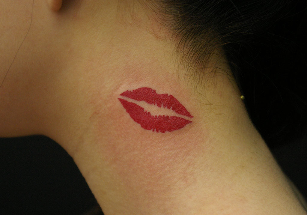 赤いキスマークのタトゥー画像 大阪 Lucky Round Tattoo 刺青