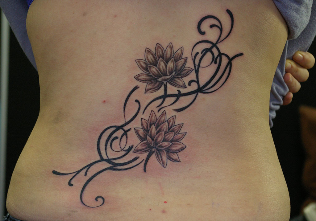 蓮の花と飾りのタトゥー画像 大阪 Lucky Round Tattoo 刺青
