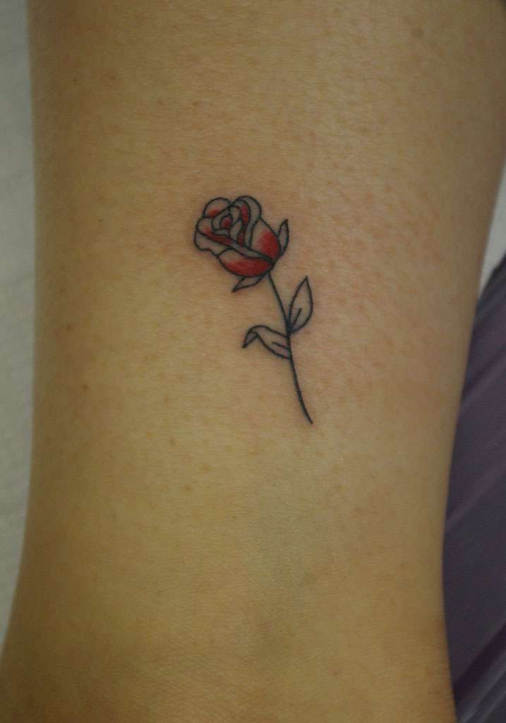 小さな薔薇のタトゥー画像 大阪 Lucky Round Tattoo 刺青