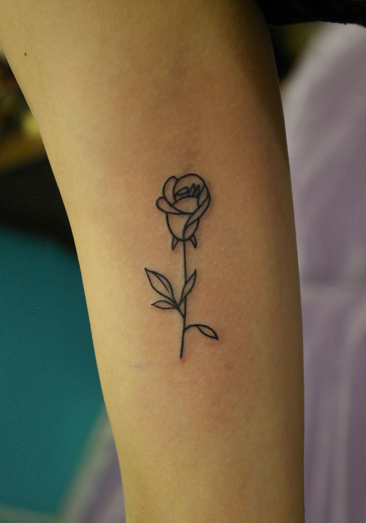 シンプルな薔薇のタトゥー画像 大阪 Lucky Round Tattoo 刺青