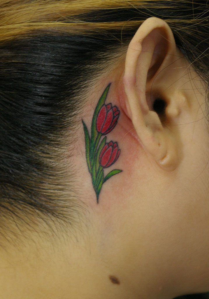 赤いチューリップのタトゥー画像 大阪 Lucky Round Tattoo 刺青