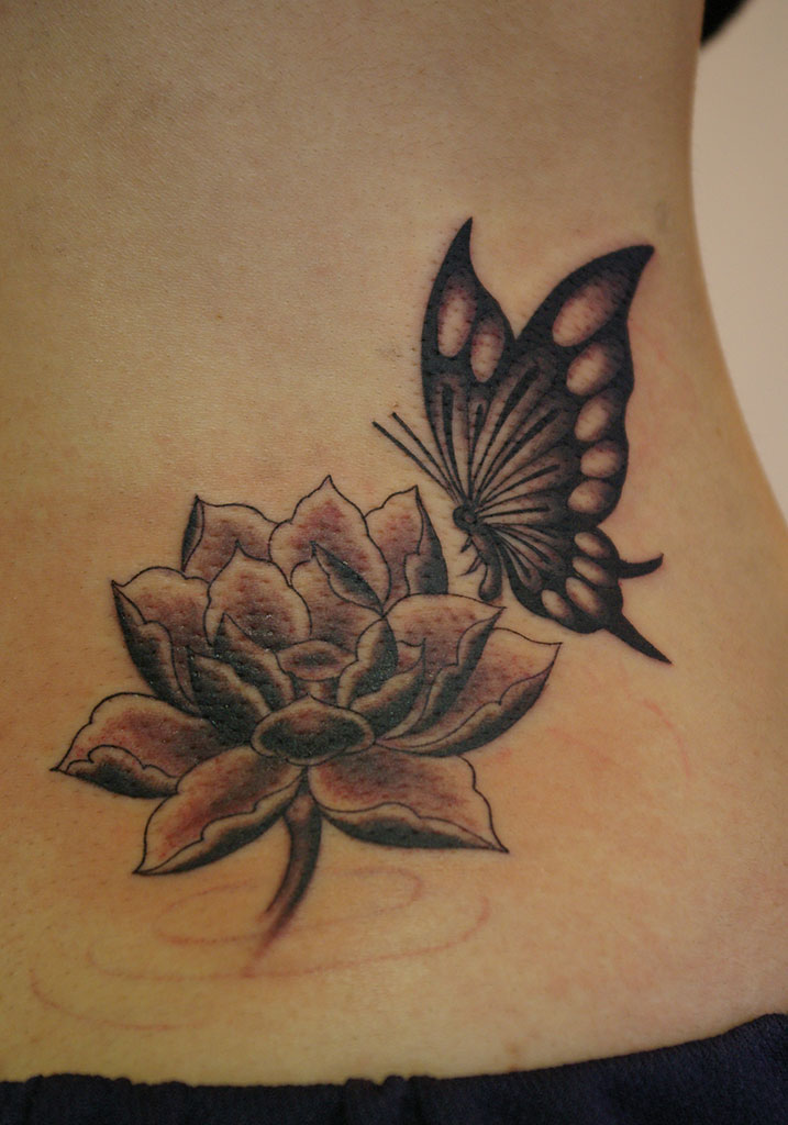 蓮の花と蝶のタトゥー画像 大阪 Lucky Round Tattoo 刺青