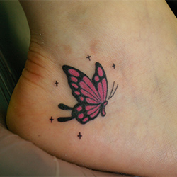 足のかかとへの蝶のタトゥー 18