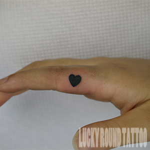 指のタトゥー ハート Lucky Round Tattoo 大阪 5