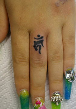 指の梵字のタトゥー Lucky Round Tattoo 大阪 15