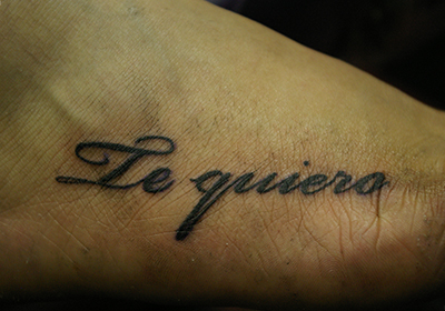 スペイン語「Te quiero」の文字のタトゥー