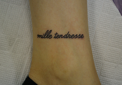フランス語「mille tendresse」の文字のタトゥー