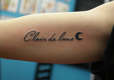 フランス語「Clair de lune」の文字のタトゥー
