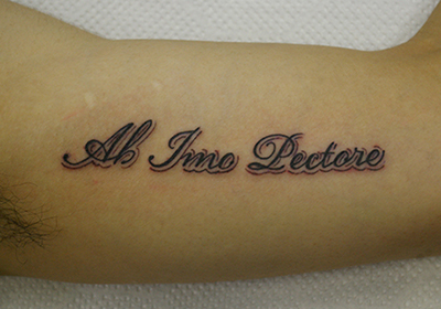 ラテン語「Ab Imo Pectore」の文字のタトゥー