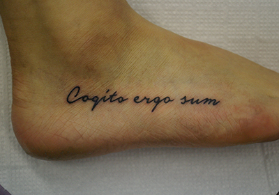 ラテン語「cogito ergo sum」の文字のタトゥー