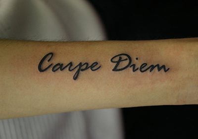 ラテン語「Carpe diem」の文字のタトゥー