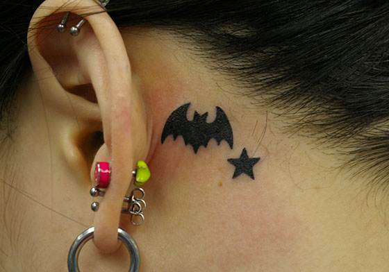 LUCKY ROUND TATTOOの耳裏への蝙蝠と星のタトゥー