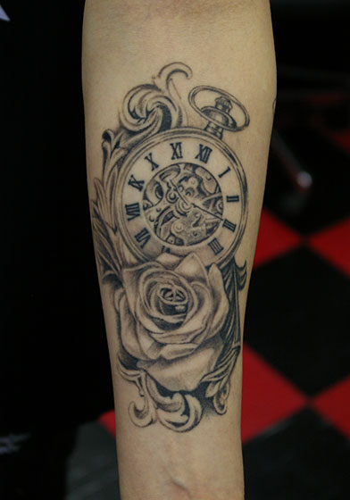 時計と薔薇のタトゥー