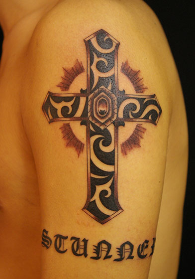 LUCKY ROUND TATTOOのトライバル柄の十字架のタトゥー