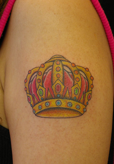 LUCKY ROUND TATTOOのカラーの王冠のタトゥー