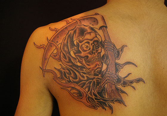 LUCKY ROUND TATTOOのブラック＆グレーの死神のタトゥー