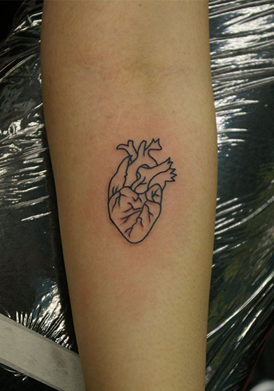 LUCKY ROUND TATTOOのラインワークの心臓のタトゥー