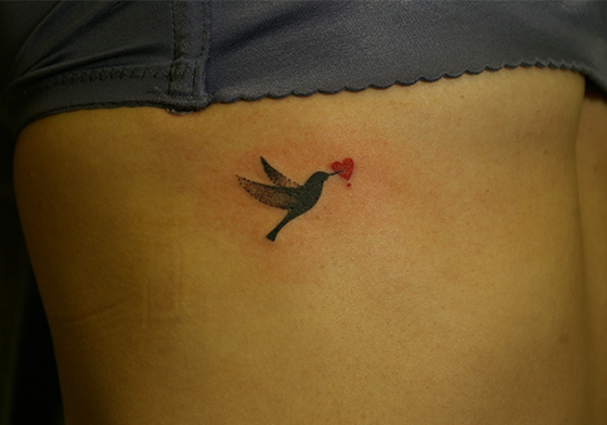 LUCKY ROUND TATTOOのハチドリのタトゥー