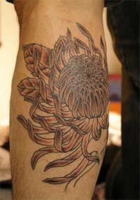 LUCKY ROUND TATTOOのふくらはぎへの菊のタトゥー