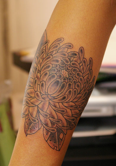 LUCKY ROUND TATTOOの菊のタトゥー