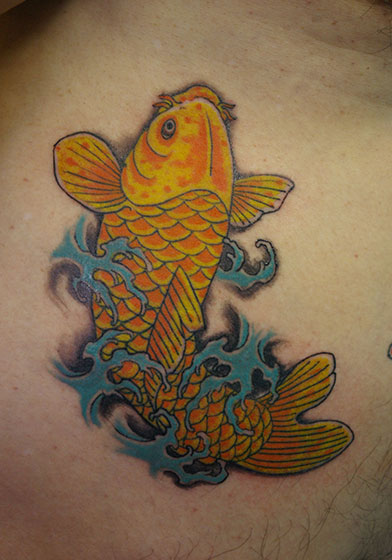 LUCKY ROUND TATTOOの黄金の登り鯉のタトゥー