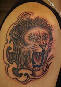 LUCKY ROUND TATTOO ライオンのタトゥー