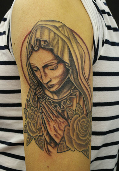 祈る聖母マリアと薔薇のタトゥー