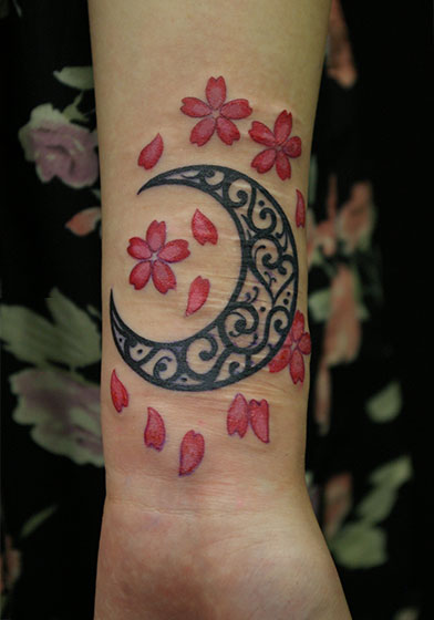 LUCKY ROUND TATTOOの月と桜のタトゥー