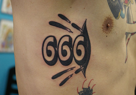 数字666の脇腹へのタトゥー