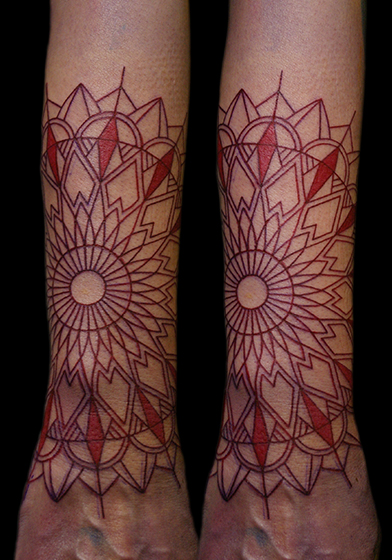 LUCKY ROUND TATTOOのラインだけの曼荼羅のタトゥー
