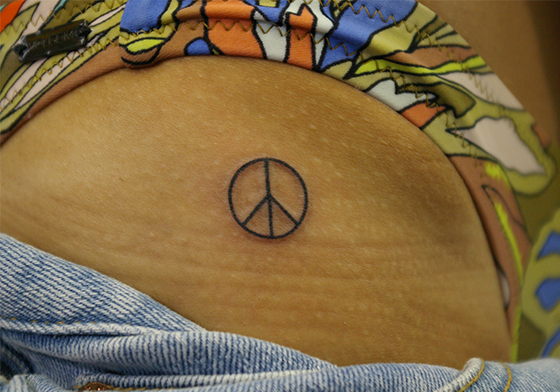 LUCKY ROUND TATTOOのピースマークのタトゥー