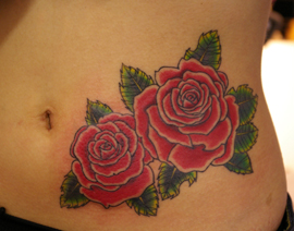 LUCKY ROUND TATTOOの腰の鮮やかな赤い薔薇のタトゥー