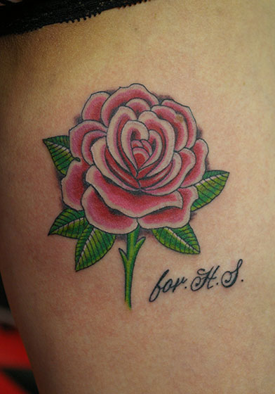 LUCKY ROUND TATTOOのピンクの薔薇のタトゥー