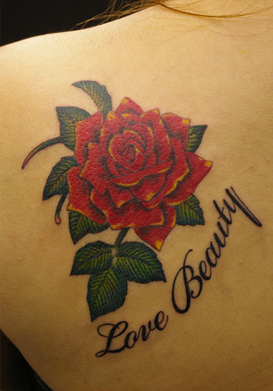 LUCKY ROUND TATTOOの赤いバラと文字のタトゥー