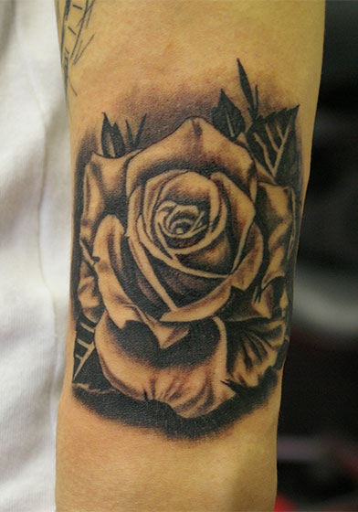リアリスティックな薔薇のタトゥー