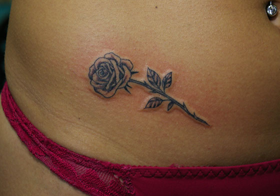 小さい薔薇のタトゥー