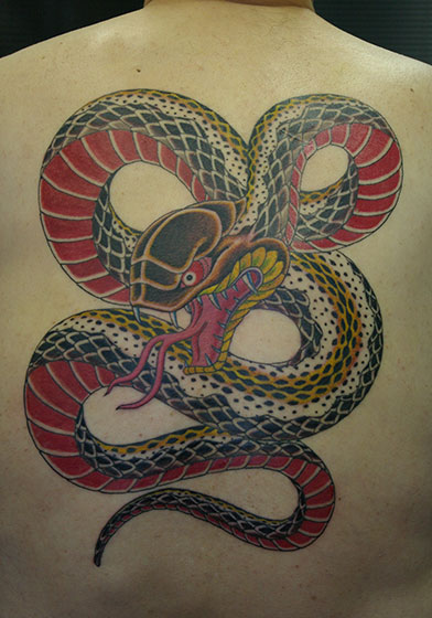 LUCKY ROUND TATTOOの背中の蛇のタトゥー