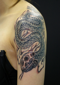 LUCKY ROUND TATTOOのブラック＆グレーの蛇のタトゥー