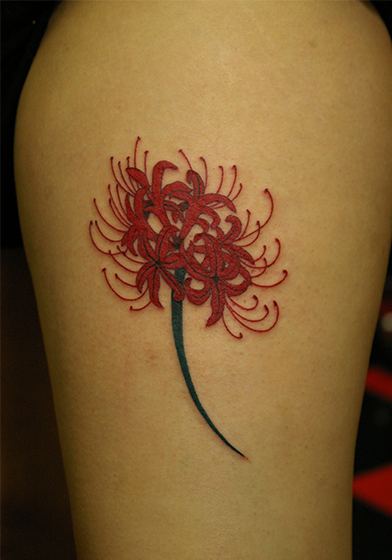 大阪LUCKY ROUND TATTOOの彼岸花のタトゥー