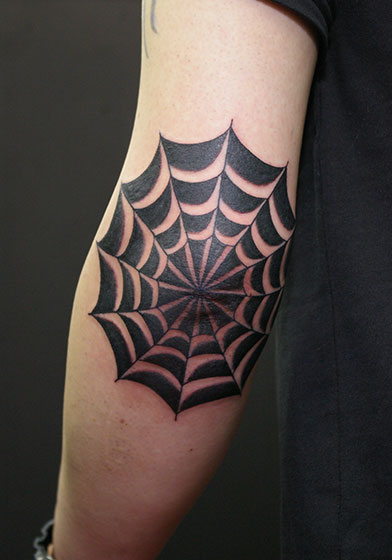 肘へのスパイダーウェブのタトゥー