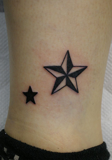 LUCKY ROUND TATTOOのノーティカルスターと星のタトゥー